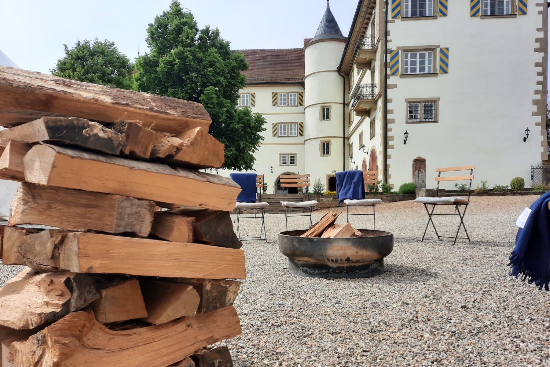 Lichterketten und laue Sommernächte im Schloßhof